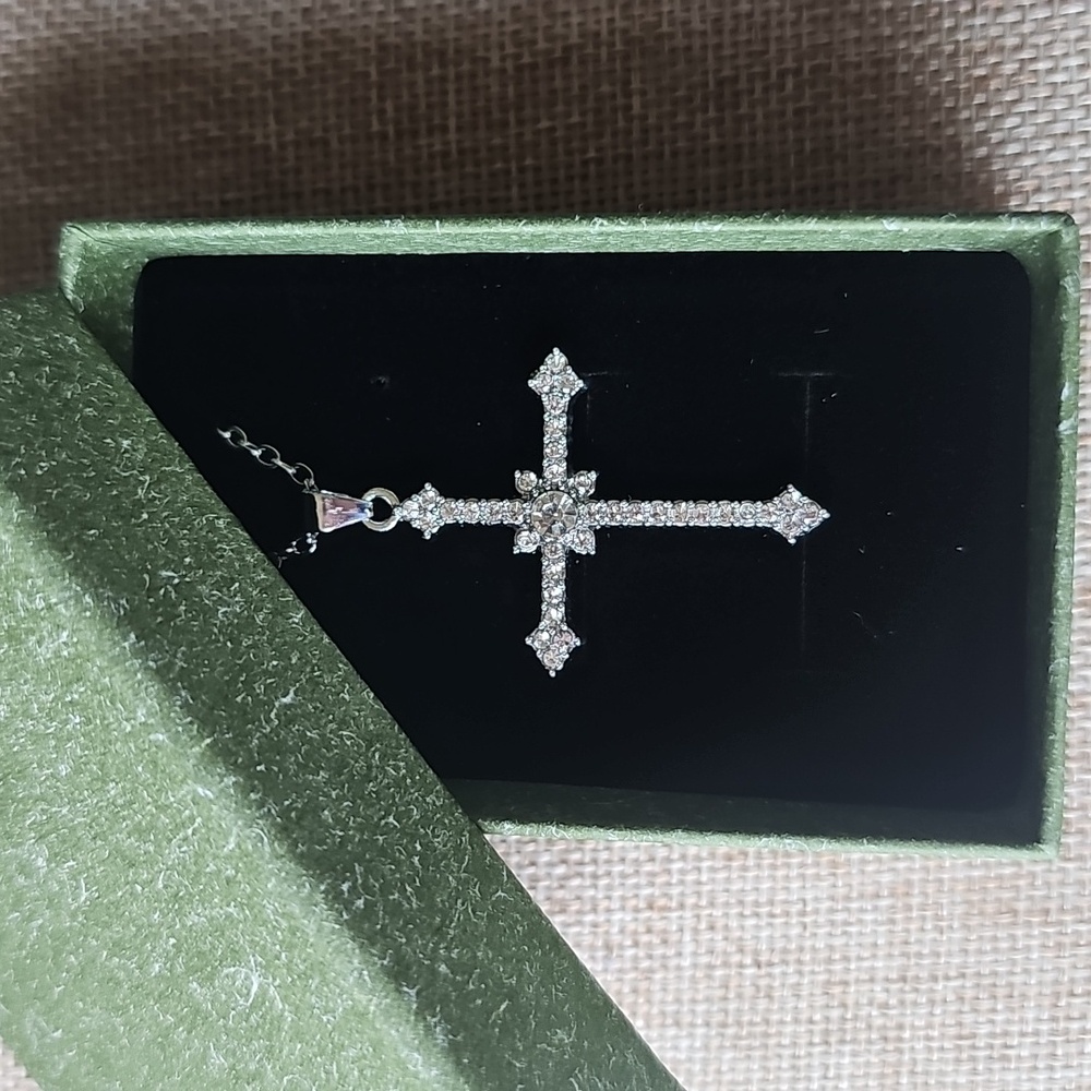NIB Dazzling Silver Tone Cross Pendant Necklace With Glittering Rhinstones